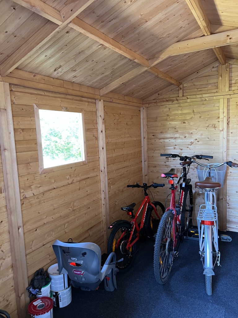 HUT Georg shed from inside